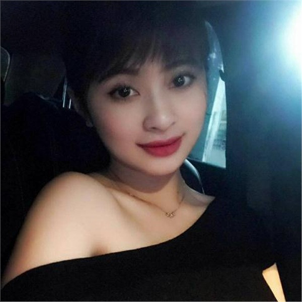 Ngọc Miu tên thật là Vũ Hoàng Anh Ngọc (SN 1994, quê Hải Phòng). Khi chưa tốt nghiệp phổ thông, cô kết hôn với người đàn ông sinh năm 1985 và có một con chung. Tuy nhiên, cuộc hôn nhân cũng nhanh chóng tan vỡ. 17 tuổi, cô vào Nam sống và lọt vào mắt xanh của nhiều đạo diễn vì sở hữu ngoại hình xinh xắn và tài diễn xuất. Đầu năm 2014, Ngọc nhận được lời mời đóng MV ca nhạc cho nhiều nghệ sĩ nổi tiếng như Cao Thái Sơn, Đan Trường…