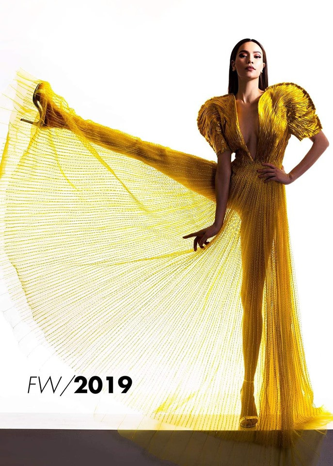 Trên trang cá nhân của mình, Hồ Ngọc Hà vừa chia sẻ poster quảng bá cho một dự án mới trong thời gian tới, nữ ca sĩ họ Hồ diện chiếc đầm vàng có thiết kế xẻ ngực sâu cùng tà váy làm từ chất liệu mỏng.