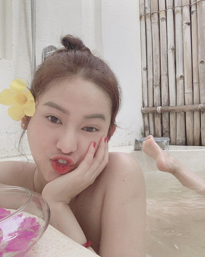Không thể phủ nhận rằng Thúy Vi rất xinh đẹp. Từ cái hồi 17 tuổi, chưa đụng chạm dao kéo, Thúy Vi đã tạo ấn tượng với gương mặt thanh tú, nước da trắng đúng kiểu gái miền Tây.
