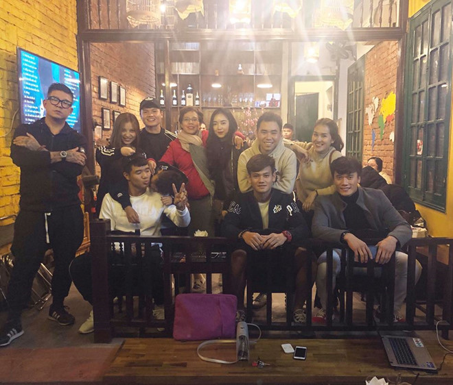 Ngay trong buổi tối ngày 26/01, sau khi trở về nước, Bùi Tiến Dũng,Quang Hải, Hồ Tấn Tài và Hà Đức Chinh đã có cuộc gặp gỡ thân mật với bạn bè. Hội bạn thân của các cầu thủ này cùng tụ tập tại một quán café ấm cúng ở Hà Nội.