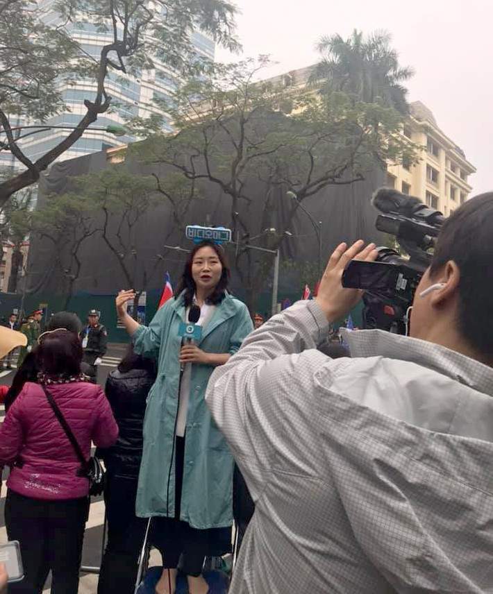 Nữ BTV Hàn Quốc có chiếc nơ vô cùng đẹp nhưng nhìn xuống chân thì cô ấy đã chọn cho mình một chiếc ghế khá cao để tác nghiệp.