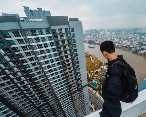 Những người tham gia thử thách này sẽ có những hành vi nguy hiểm như đứng trên mép của sân thượng, nhào lộn trên nóc nhà,… mà nếu chỉ một chút sơ sẩy là có thể mất mạng.