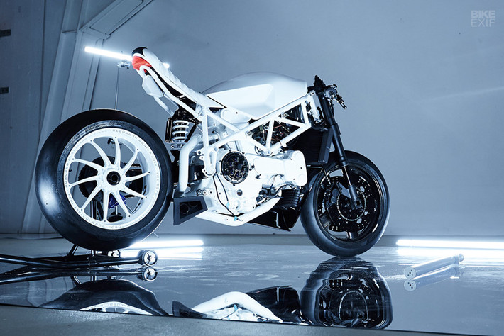 Khối động cơ L-Twin nguyên bản của Ducati 916 được Impuls nâng cấp với hộc gió tùy chỉnh và hệ thống ống xả tráng sứ mới.Xe được trang bị bảng đồng hồ loại Motogadget Motoscope Pro, trong khi một chiếc điện thoại Huawei Mate 20 đóng vai trò đồng hồ báo tốc độ và màn hình GPS.