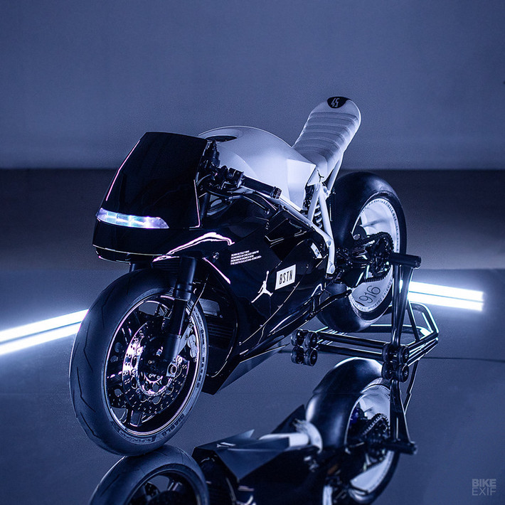 Trên thực tế, người lên ý tưởng đầu tiên cho mẫu xe Ducati 916 độ này là hãng phân phối đồ thể thao BSTN của Đức. Ông Phillipp Wulk - chủ xưởng độ Impuls cho biết, Impuls chỉ có 2 tháng để hoàn thành bản độ này cho BSTN kịp quay một đoạn quảng cáo đánh dấu sự quay trở lại của huyền thoại Jordan XI Concord.