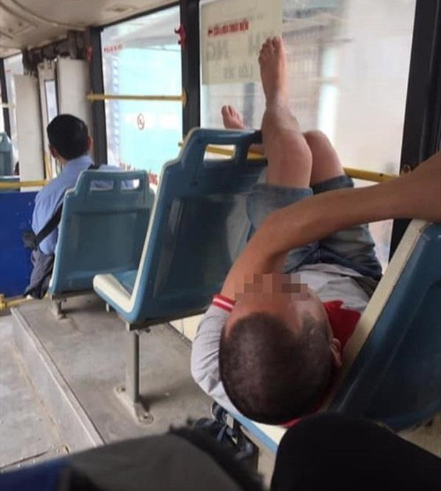Người đàn ông vô tư nằm trên xe buýt và gác "đôi bàn chân hư" lên thành ghế phía trước dù không có ai ngồi.