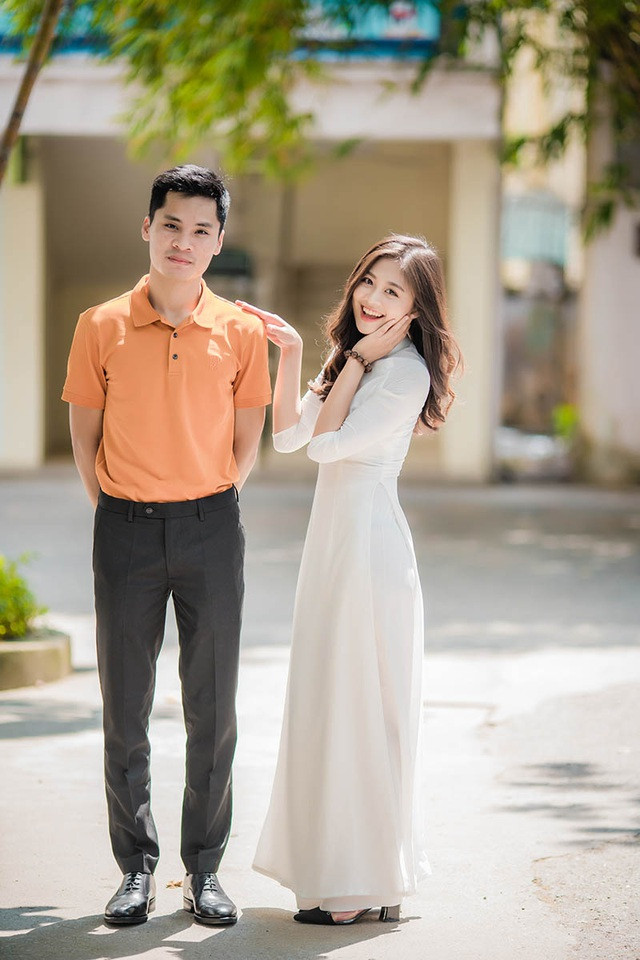 Trái với khoảnh khắc dịu dàng trong tà áo dài, ngày thường, Bảo Ngọchay mặc những bộ trang phục cá tính, năng động như áo phông quần jean hoặc quần short.