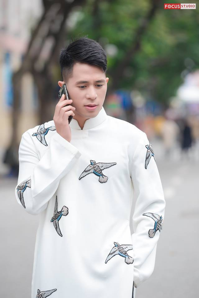Nói về độ đẹp trai trong trang phục áo dài không thể không nhắc đến trung vệ Trần Đình Trọng.