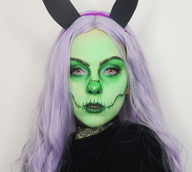 Sophie Hannah Richardson (sinh năm 1990) bắt đầu nổi tiếng từ trào lưu hóa trang nách vào mùa Halloween năm 2017. Video cô bôi nhũ lấp lánh lên nách nhanh chóng trở nên phổ biến và thu hút hơn 1 triệu view tại thời điểm đó.