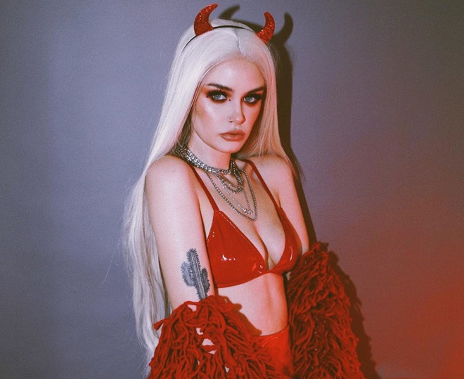 Ashley Feasel (sinh năm 1992) là chuyên gia trang điểm nổi tiếng ở Mỹ. Cô thành lập kênh YouTube từ năm 2016 để hướng dẫn trang điểm cho phái đẹp