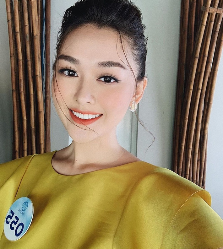 Tường San cũng được chú ý nhờ gương mặt đẹp rạng rỡ, phong cách trình diễn tự tin trên sân khấu.