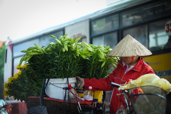 Nhiều người bảo rằng Hà Nội đất chật người đông, ồn ào và náo nhiệt nên lúc nào cũng vội vã. Dù có vật vã như vậy nhưng Thủ đô vẫn có những điều đơn giản và bình dị điển hình như những gánh hàng hoa rong ruổi khắp phố buổi chiều tà. Ảnh: Thế Đại