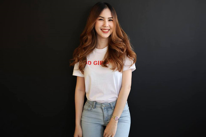 Pia tốt nghiệp chuyên ngành làm phim và diễn xuất tại Đại học Suan Sunandha Rajabhat, Bangkok và trở thành nhân viên truyền thông của Liên đoàn bóng đá Thái Lan (FAT).
