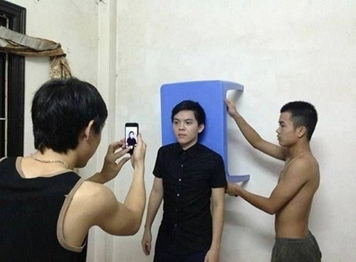 Chỉ cần một phông nền xanh bằng chiếc áo, nhân vật ngồi ngay ngắn chính giữa phông nền ấy và nhìn về phía "khung ảnh" là xong.