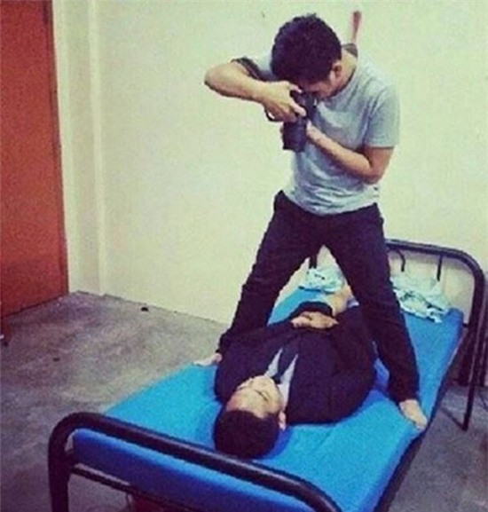 Chỉ cần phông nền xanh và một chiếc điện thoại là có ngay ảnh thẻ ấy mà... đâu cần ra tiệm.