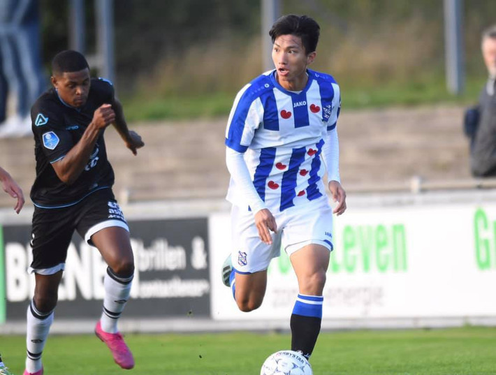 Trước đó, trang mạng xã hội chính thức của SC Heerenveen cũng gửi lời chúc mừng Văn Hậu bằng dòng trạng thái: "Khi giấc mơ trở thành sự thật. Khoảnh khắc tuyệt đẹp. Đoàn Văn Hậu có màn ra mắt SC Heerenveen".