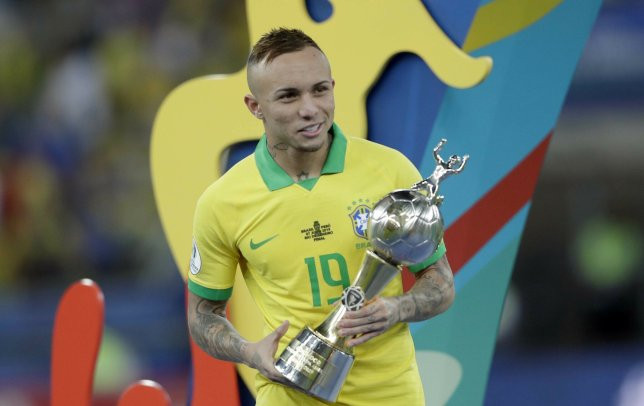 Trong nỗ lực tìm kiếm 1 chân sút hiệu quả cho hàng công, Milan đang nối lại liên hệ với Everton Soares chân sút có màn thể hiện chói sáng tự Copa America 2019.