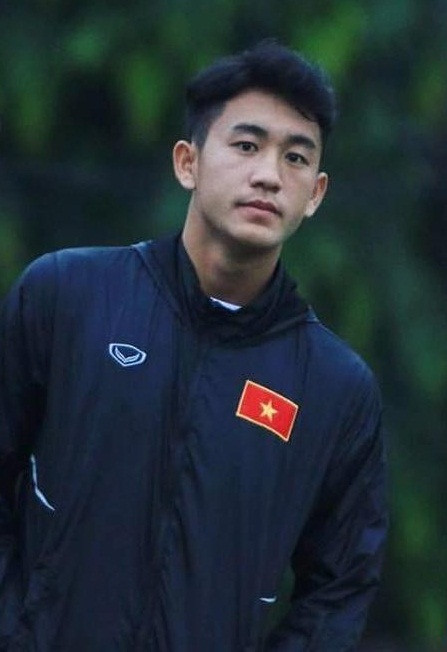 Lê Xuân Tú sinh năm 1999, quê Thanh Hóa, là một trong những cầu thủ U23 Việt Nam trẻ tuổi nhất có mặt trong danh sách tham dự vòng loại U23 châu Á vừa qua.