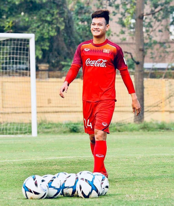 Từng góp mặt nhiều ở Asian Cup 2019 nhưng không được ra sân trận nào, Tấn Tài là một trong những cầu thủ trẻ đầy triển vọng. Hiện tại, tiền vệ đội tuyển U23 Việt Nam này có gần 60.000 lượt người theo dõi trên trang cá nhân.