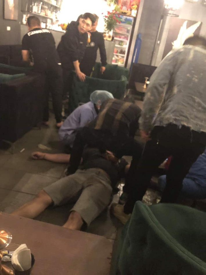 Đầu tiên phải kể tới việc một chàng trai ngoại quốc sau khi hút bóng cười trong quán cafe trên đường Lý Thái Tổ thì có biểu hiện ngất lịm trên ghế, 1 lúc sau nhân viên quán đến kiểm tra thì phát hiện đã tử vong.