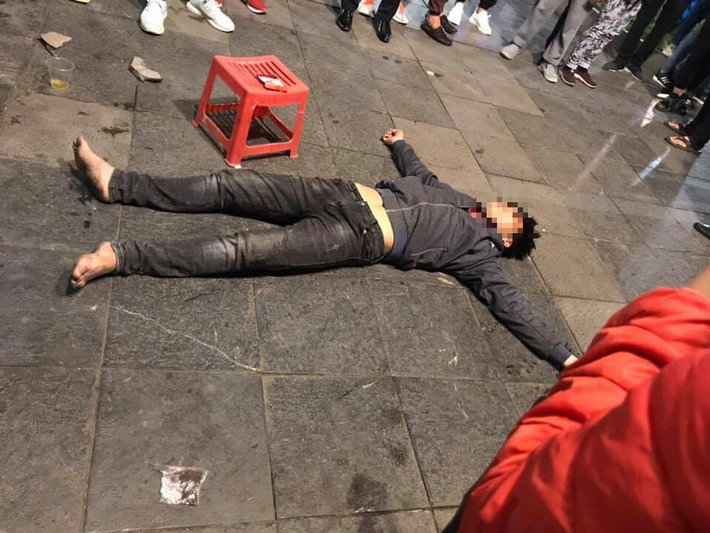 Sau đó ít hôm, tại khu vực phố đi bộ hồ Gươm, dân mạng tiếp tục đăng tải bức ảnh một chàng thanh niên Việt Nam bất ngờ nằm vật giữa đường. Theo người đăng tải bài viết, chàng thanh niên này bị sốc sau khi hút cỏ Mỹ.