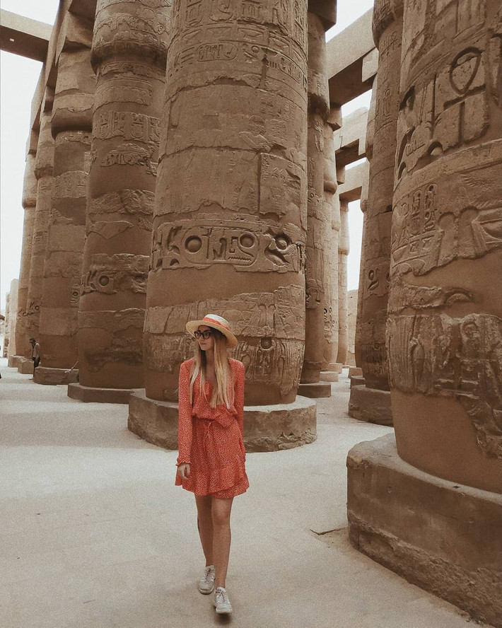 Suốt nhiều năm nay, ngôi đền thờ này là điểm check-in không thể bỏ lỡ của các travel blogger. Chỉ cần lên Instagram và tìm kiếm với từ khoá "Karnak, Egypt", chắc chắn bạn sẽ choáng ngợp trước hàng ngàn tấm ảnh của giới trẻ thế giới chụp tại background hùng vĩ này.