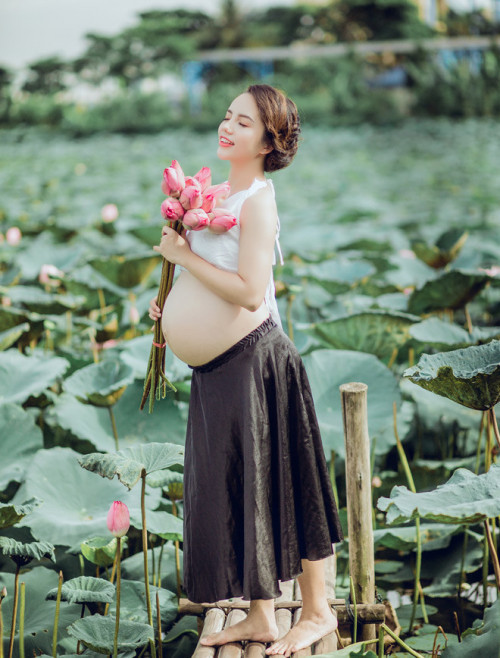 Chia sẻ về bộ ảnh bầu này, chị Hải Yến cho biết: "Bộ ảnh được mình thực hiện ở tuần 32 thai kỳ. Ban đầu mình dự định sẽ chờ bụng to một chút rồi chụp trong studio tuy nhiên khi mình xem ảnh của các bà bầu thì đều có đặc điểm chung là trong studio chụp với lụa, váy, hoa, đồ trẻ con, trên giường... Mình thấy ý tưởng khá giống nhau mà tính mình lại hay thích làm gì đó khác khác nên quyết định chụp ảnh với hoa sen."