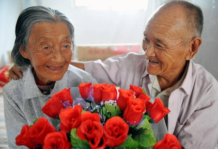 Dù đã có tuổi nhưng tình cảm của ông bà vẫn vô cùng mặn nồng.