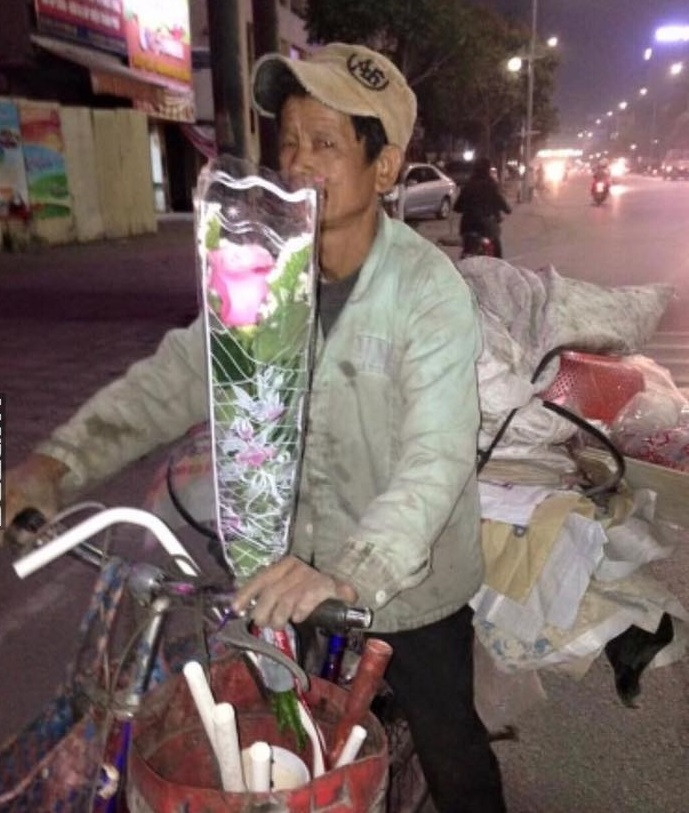 Một người đàn ông đã lớn tuổi, có vẻ ngoài lam lũ, làm nghề lượm ve chai trên phố cũng không ngoại lệ khi dừng lại mua một đóa hoa để về tặng vợ nhân ngày Quốc tế phụ nữ.