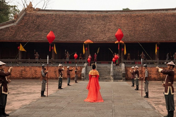 Qua MV này, Chi Pu muốn nhắn nhủ đến mọi người: Đừng cố gắng, bất chấp tất cả để theo đuổi một tình yêu không dành cho mình. Hãy biết nhìn lại để thấy, vẫn có một tình yêu khác dành cho mình mà bản thân không hề hay biết.