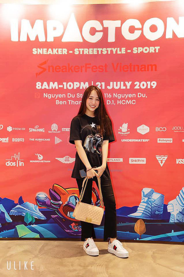 Theo đó, áo phông Givenchy 46 triệu, quần skinny của Dolce&Gabbana và giày Gucci 11 triệu, túi Chanel 115 triệu. Tính sơ sơ, bộ outfit con gái đại gia Minh Nhựa diện cũng ngót nghét 172 triệu