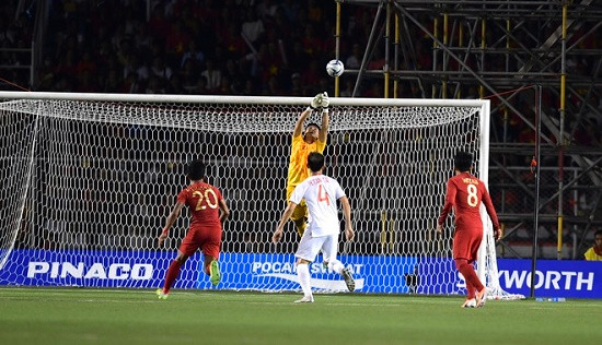 Sau pha phạm lỗi của Văn Hậu ở phút thứ 6, U22 Indonesia được hưởng một quả đá phạt từ khoảng cách 30m. Rất may Văn Toản đã chơi tập trung và đẩy bóng thành công. Mười phút đầu chứng kiến sự lấn lướt của các cầu thủ áo đỏ Indonesia.