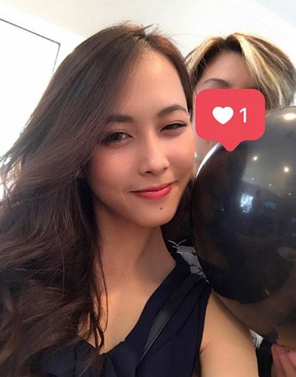 ạn gái của Minh Vương có nickname Nguyễn Nguyên, từng sống ở Pleiku nhưng hiện tại đang định cư ở Mỹ. Cô sở hữu vẻ đẹp dịu dàng và khí chất rất sang chảnh.