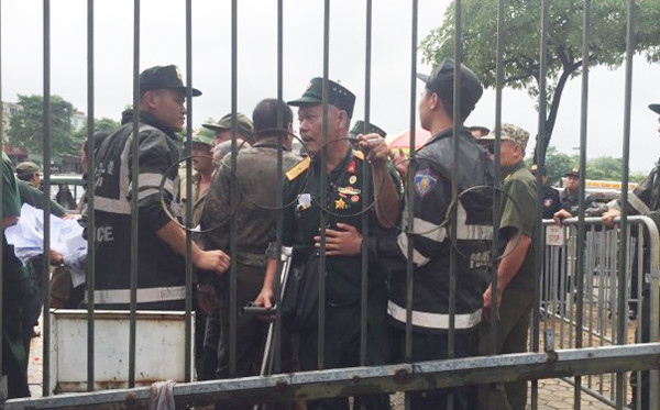 Tuy nhiên, ngay trong buổi trưa cùng ngày, hàng trăm thương bệnh binh đã có mặt trước cổng VFF.