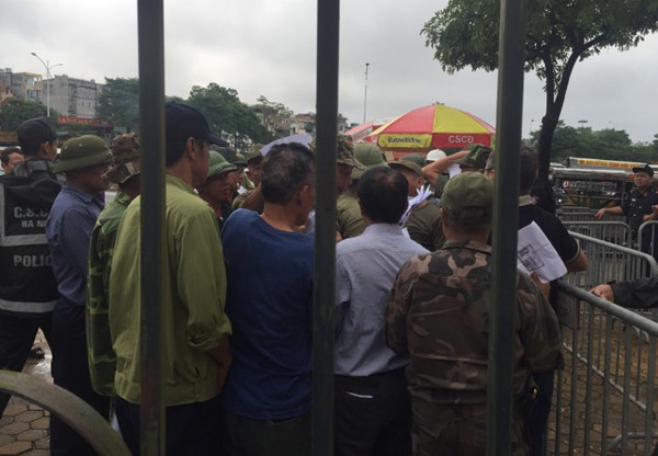 Nhưng ngay trong buổi trưa 9/10, số lượng lớn thương binh đã tập trung dọc đường Lê Quang Đạo - trụ sở của VFF để đòi vé.