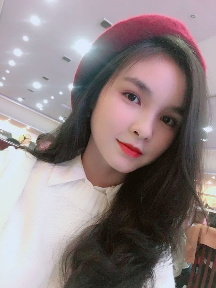 Chia sẻ về công việc tay trái của mình, Hồng Đoan cho biết rằng nó giúp cô trang trải phần nào chi phí sinh hoạt cũng như tiền học phí.