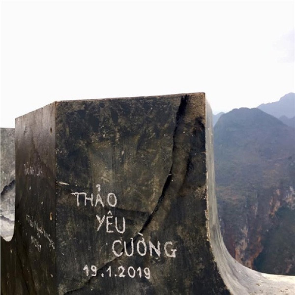 Tháng 3/2019, hình ảnh dòng chữ khắc trên cột đá được chụp tại một khu nghỉ chân giữa đèo Mã Pí Lèng (Hà Giang) – một trong tứ đại đèo ở vùng núi phía Bắc Việt Nam đã nhận được vô số chỉ trích gay gắt của dư luận.