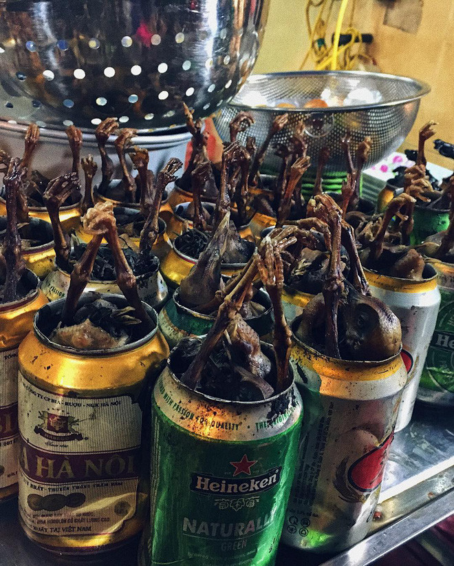 Gà tần thì mùa nào cũng ngon cả, nhưng cứ phải độ đông về thì ngồi bên bát gà bốc hơi nghi ngút, nếm từng thìa nước dùng nóng hổi mới đủ thấy khoan khoái.