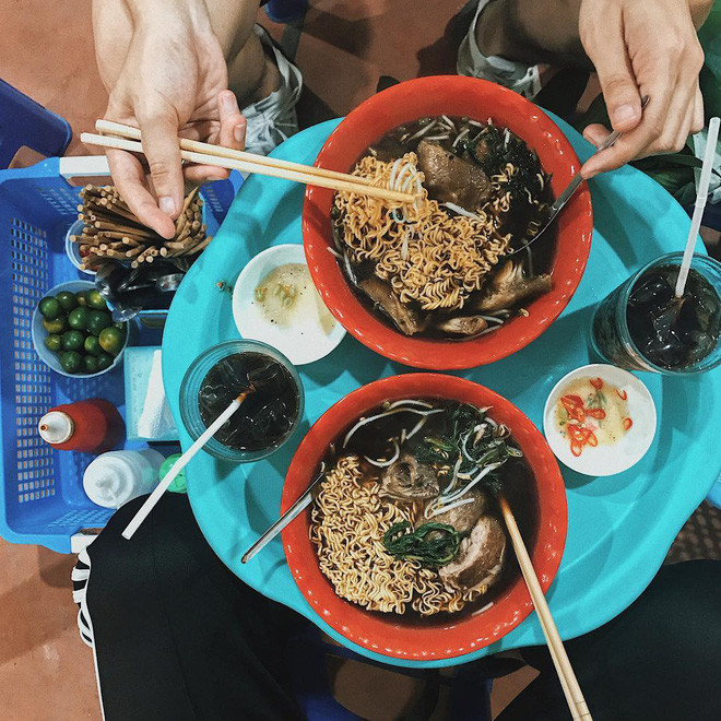 Đến Hà Nội ăn gà tần, các bạn trẻ khó có thể bỏ qua những cái tên con phố như Hàng Cót, Hàng Rươi hay Hàng Bồ nức tiếng.