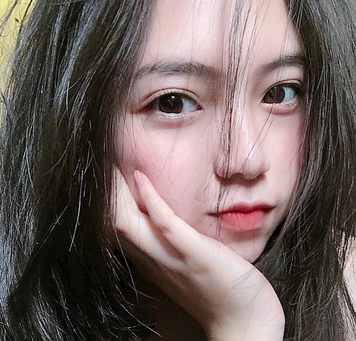 Sở hữu lượng fan kháđông trên mạng xã hội, Thanh Ngân chia sẻ: "Lúc đầu mình cảm thấy khá ngại vì bỗng dưng được nhiều người dành sự chú ý, bởi mình không phải là người nổi bật nhất ở trường vì xung quanh còn có nhiều bạn xinh và tài năng hơn nhiều.