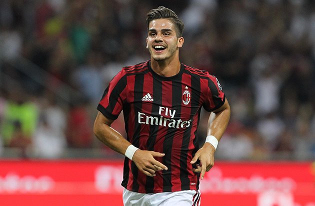 Các báo Tây Ban Nha và Gazzetta dello Sport của Ý đều đăng tin việc Valencia sẽ cố gắng thuyết phục AC Milan nhả Andre Silva. Nếu có thể kích hoạt thành công thương vụ nói trên, một hiệu ứng domino sẽ được xảy ra. Lúc này, AC Milan sẽ dùng tiền bán Andre Silva mua Angel Correa từ Atletico Madrid.