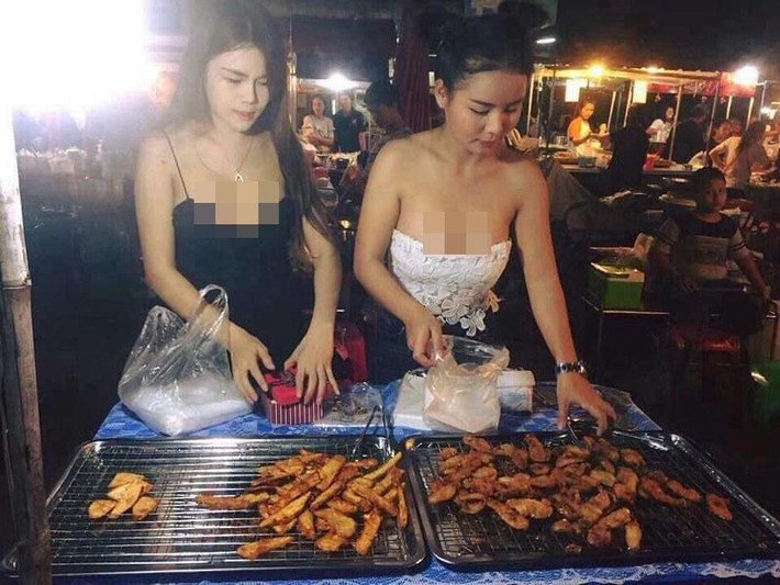 Mới đây, hai cô nàng bán chuối chiên có tên Inglish Nasamdaeng và Fang Kie Kie trở nên nổi tiếng khi du khách chụp hình hai cô, đăng lên Facebook.