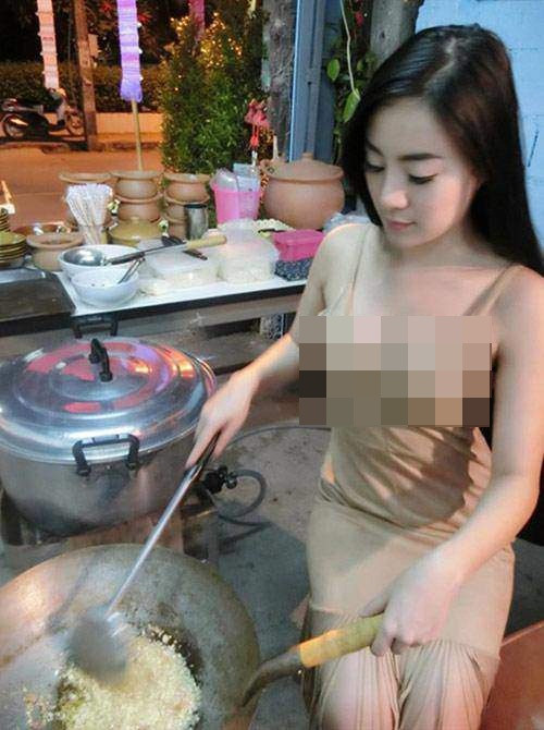 Cách đây 2 năm, CĐM Thái Lan chia sẻ hình ảnh của một cô chủ quán ăn xinh đẹp có tên Rot Jib. Dù có đứng trong bếp, tay cầm thìa đảo thức ăn hay trong studio chụp ảnh cho tạp chí, bà chủ quán vẫn xinh đẹp.