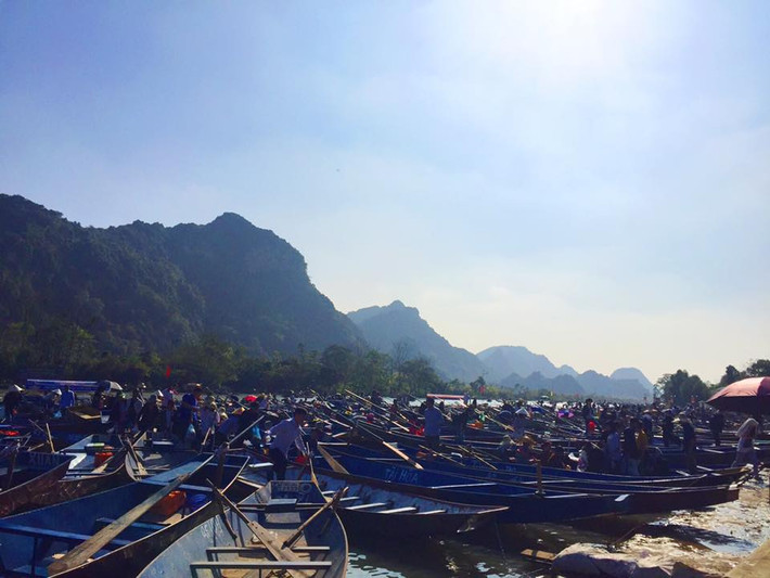 Chùa Hương (Hà Nội) là địa điểm du lịch tâm linh của người dân khắp cả nước mỗi độ Tết đến xuân về.