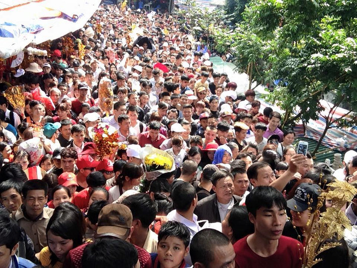 Bên cạnh việc đi bộ, những năm vừa qua tới chùa Hương, nhiều người đã chọn hình thức đi cáp treo. Tuy nhiên, lượng người đổ về đi lễ và vãn cảnh quá đông nên không tránh khỏi 2 loại hình di chuyển trên đều tắc nghẽn.
