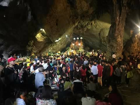 Trong động Hương Tích, cảnh dòng người lễ bái đông như chảy hội là điều diễn ra thường xuyên.