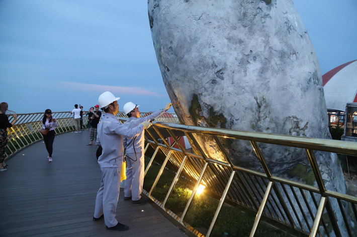 Đồng thời nhiều người cũng cho rằng đây chính là bài học cảnh tỉnh dành cho những người trẻ nào đang có ý định "đánh dấu lãnh thổ" khi đi du lịch đang trở thành thói xấu thời gian qua.