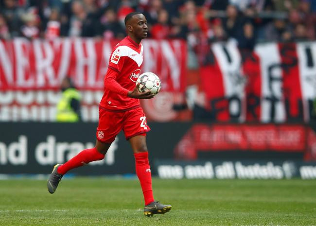 Chuyển nhượng cầu thủ từ Đức, Dortmund đã dành sự quan tâm đến chân sút trẻ Dodi Lukebakio người để lại ấn tượng khi lập hattrick vào lưới ĐKVĐ Bundesliga - Bayern Munich.