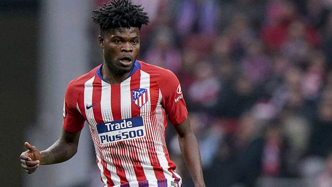 Chuyển nhượng bóng đá từ Mirror, cả MU, Man City, PSG và Arsenal đều đang có những động thái theo sát thương vụ Thomas Partey. Và trong hoàn cảnh mà cả 3 đội bóng nước Anh đều đang có nhu cầu bổ sung cho mình một tiền vệ trung tâm chất lượng, thì cầu thủ của Atletico Madrid được dự báo sẽ trở thành món hàng hot ngay khi phiên chợ hè mở cửa.
