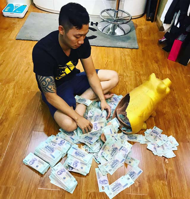 Bên cạnh việc khoe vàng, tiền, nhiều người cũng câu like cho bản thân mình bằng những pha đập lợn tiết kiệm tiền khủng. Nhưng sau đó bị dân mạng bóc phốt rằng, tiền đút lợn gì mà phẳng như mới rút ngân hàng ra.