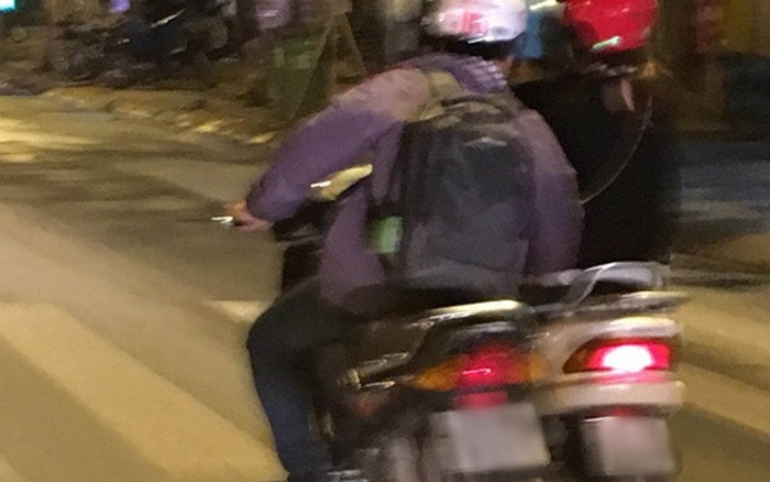 Không chỉ có trong các ngõ vắng, nhiều kẻ biến thái còn táo tợn khi giữa đường đông người chúng lên sờ soạng vòng 2 của những cô gái đang điều khiển xe.